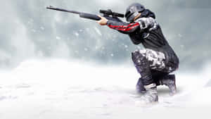 穿著迷彩裝備的士兵在暴風雪中瞄準狙擊步槍。 — 槍 壁紙