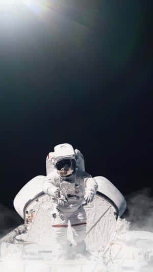 太空人在月球上靠近太空船，有太陽耀斑 — 外太空 壁紙