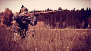 迷彩獵人在日落時分的草地上瞄準步槍。 — Dayz GIF 壁紙