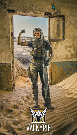 沙漠迷彩女兵在廢墟中持武器擺姿勢。 — Huawei Pura X View 壁紙