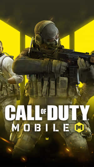 在《Call of Duty Mobile》遊戲藝術中，士兵在黃色燈光下瞄準步槍。 — 使命召喚 壁紙