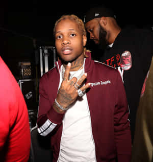 說唱歌手在後台帶着紋身和珠寶做出和平手勢 — Lil durk GIF 壁紙