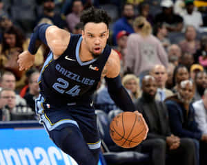 職業籃球運動員在比賽中運球，背景有觀眾。 — 4K籃球壁紙