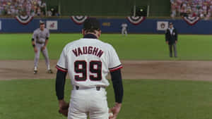 身穿白色Vaughn 99球衣的棒球選手在綠色球場上，背景有觀眾。 — 棒球 壁紙
