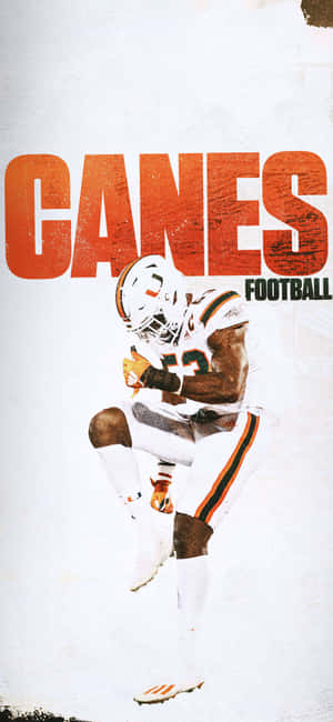 身穿白色和橙色球衣的足球員跳起，手持足球，附有「CANES FOOTBALL」字樣。 — 邁阿密熱火 壁紙