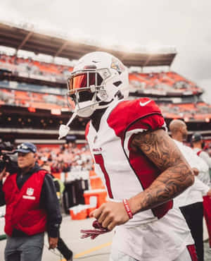 身穿紅色和白色球衣的足球員在體育場球場上行走。 — NFL 美式足球 GIF 壁紙