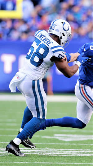 足球員在日間比賽中於草地上攔截對手。 — NFL 美式足球 GIF 壁紙