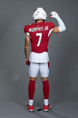 身穿 Cardinals 球衣的美式足球員戴手套敬禮。 — NFL 美式足球 GIF 壁紙