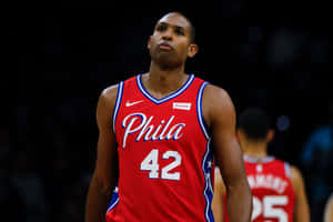 職業籃球運動員身穿紅色Phila 42號球衣在球場上。 — 波士頓塞爾特人 GIF 壁紙
