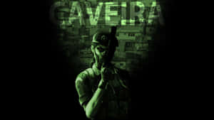 士兵在深綠色城市場景中持步槍，帶有「CAVEIRA」文字。 — 虹彩六號：圍攻行動 壁紙
