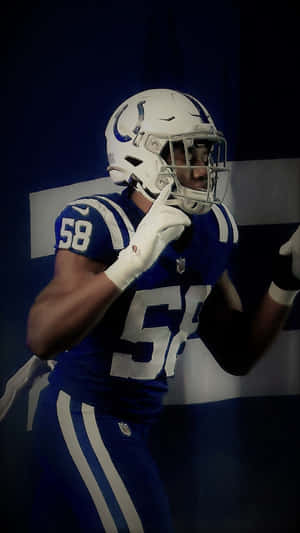 身穿藍白球衣的美式足球員調整頭盔。 — NFL 美式足球 GIF 壁紙