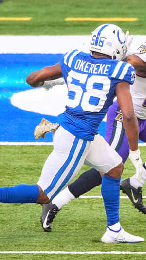 58號足球員在草地上激烈奔跑。 — NFL 美式足球 GIF 壁紙