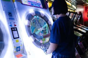 一個人在明亮的遊戲機中心玩著帶有動畫圖形的Sega街機遊戲。 — 街機 壁紙