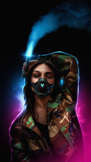 身穿迷彩裝備和生物危害面具的女性，手持發光武器，周圍有霓虹煙霧。 — 鬼滅之刃面具 壁紙