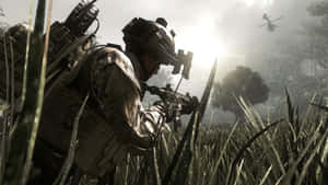 叢林迷彩士兵在日落時分瞄準步槍，直升機在頭頂飛過。 — Xbox GIF 壁紙