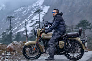 男子在電單車上，停泊在白雪覆蓋山峰和松樹的山路上 — 風景動圖 壁紙