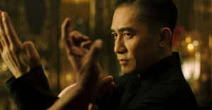 身穿黑色襯衫的男子在金色燈光環境中練習武術。 — 國際象棋 壁紙
