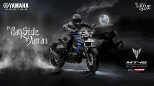 身穿深色裝備的電單車手在滿月下騎乘藍色Yamaha MT-15，伴隨幽靈馬。 — 機車 壁紙