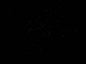 一個星場，中心有密集星團，背景為黑色天空 — 星星 壁紙