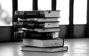 瓷磚地上的學術書堆，靠近窗戶 — 書籍 壁紙