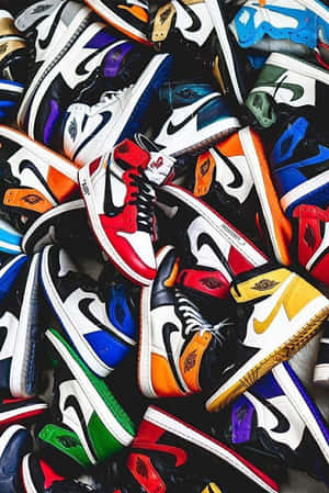 一堆密集的色彩繽紛Nike Air Jordan波鞋，款式和顏色各異。 — 運動鞋 壁紙