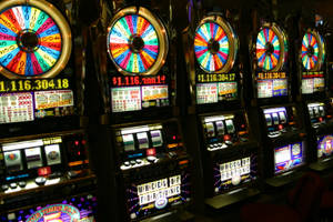 賭場中一排發光的 Wheel of Fortune 老虎機。