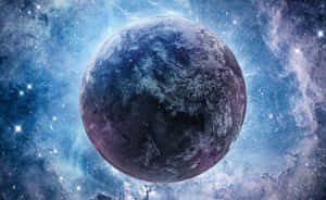 一顆被星星和宇宙雲層包圍的藍紫色行星。