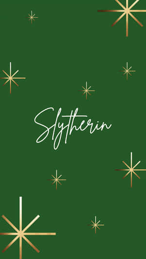 深綠色背景，帶有金色星爆和白色字體的Slytherin字樣。