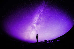 站在山頂上凝視著帶有銀河的紫色星空的人 — 太空 壁紙