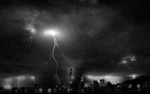 暴風雨夜空下帶有明亮閃電的城市天際線。 — 恐怖電影 壁紙