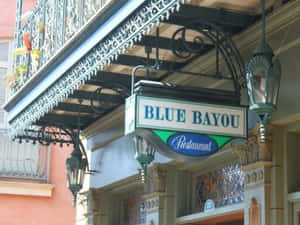 Blue Bayou 餐廳招牌在裝飾性陽台下，帶有吊燈。 — 湖 壁紙