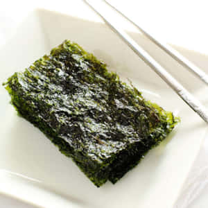白色碟上放著烤紫菜和筷子 — 水下 壁紙
