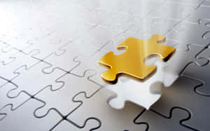 一塊金色拼圖塊漂浮在銀色拼圖網格上方。 — 2880x1800 壁紙