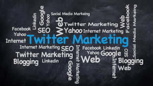 黑板上的詞雲顯示數碼營銷術語，例如 Twitter Marketing 和 SEO。 — 5120x2880 壁紙