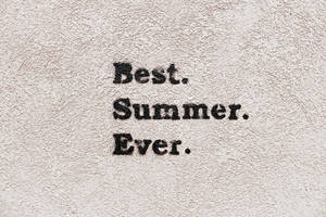 在紋理米色牆壁上寫著 Best Summer Ever 的文字。