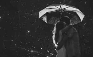 一對情侶在夜雨中共享一把傘。 — 浪漫愛情 壁紙