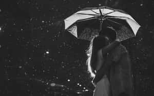 一對情侶在夜雨中共享一把傘。 — 情侶 GIF 壁紙