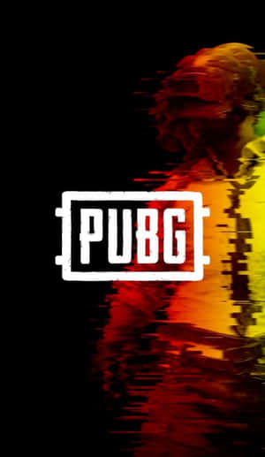 黑色背景上帶有故障效果和火熱色彩的PUBG標誌。 — Honor Pad X7 壁紙