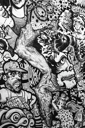 一幅密集的黑白墨水插圖，充滿超現實的面孔和扭曲的人物。 — 塗鴉 壁紙