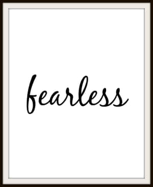 裱框簡約牆壁藝術品，以黑色草書字體顯示 fearless。 — Apple Watch Ultra 壁紙