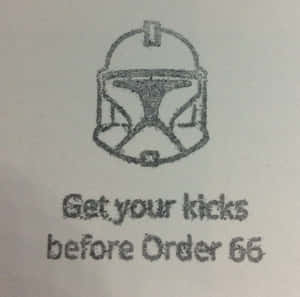 複製人頭盔的木炭畫，附有文字Get your kicks before Order 66