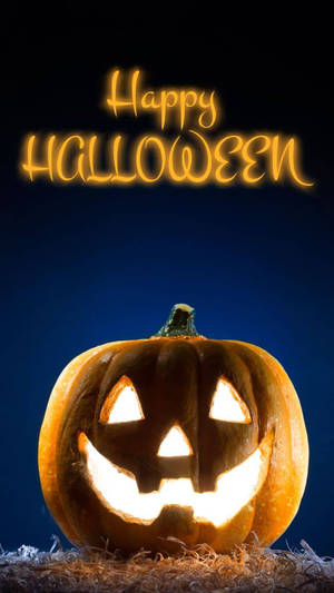 夜間發光的傑克南瓜燈，帶有雕刻的臉，在乾草上，下方有「Happy Halloween」文字。