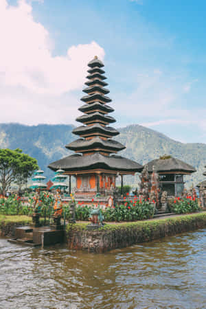 晴朗天空下，被水和山環繞的峇里島寺廟 — Honor Pad GT2 Pro 壁紙