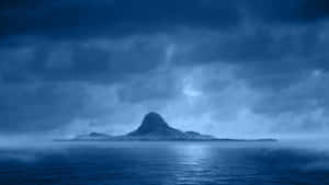 月光照耀的山島在暴風雨夜空下籠罩在迷霧中 — 瀑布 壁紙