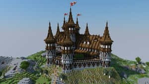 一座方塊狀的Minecraft城堡，擁有棕色屋頂和白色石塔，位於草丘上，天空湛藍。 — 我的世界 壁紙