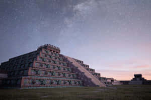 星空下帶有壁畫的古代金字塔與銀河 — 天際線 壁紙