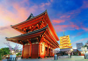 紅色寺廟和寶塔在黃昏時分被櫻花和城市天際線照亮。 — 東京 壁紙