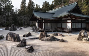 日本寺廟，擁有耙過的礫石花園和長滿苔蘚的岩石。 — 花園 壁紙