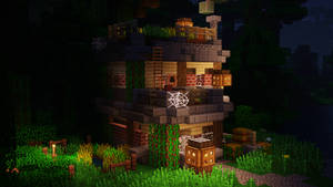 一座發光的Minecraft房屋，夜晚在黑暗的森林中，周圍是像素化的樹木和草地。 — 森林 壁紙