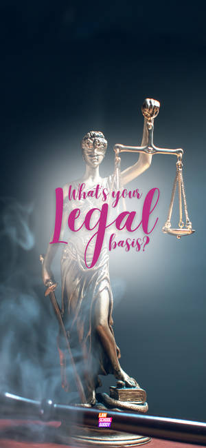 正義女神雕像手持天秤和劍，立於書上，被霧氣環繞。 — Galaxy S26 壁紙
